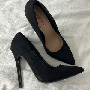 Black pumps